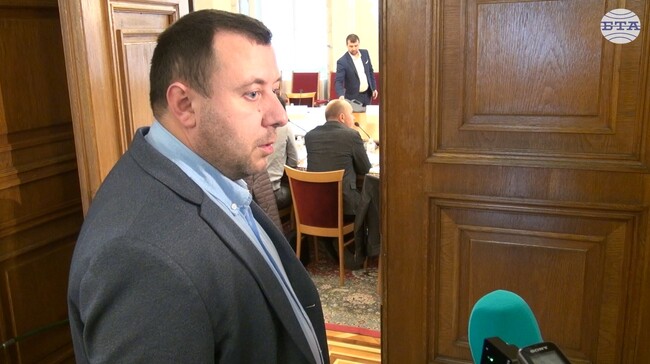 Няма случай да сме внесли вот на недоверие и да смятаме, че ще е неуспешен, каза Петър Петров от "Възраждане"