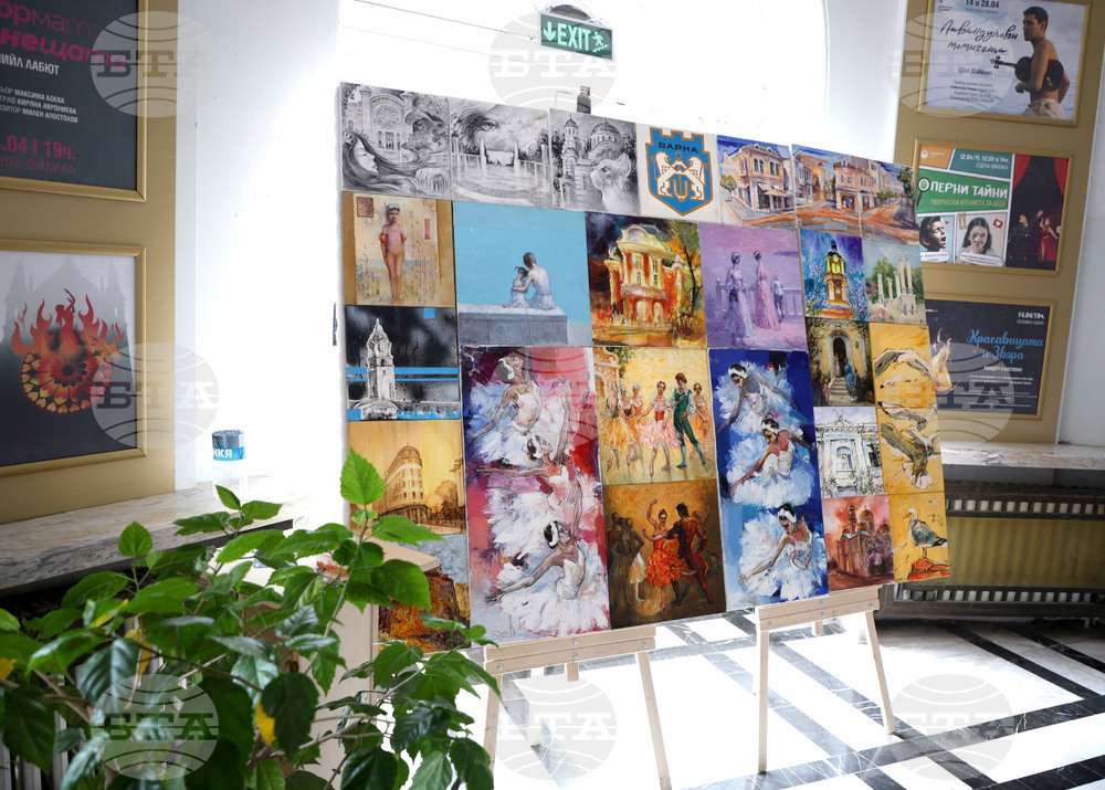 Изложбата „Щрихи от живописния портрет на Варна“ гостува в Драматичния театър „Стоян Бъчваров“