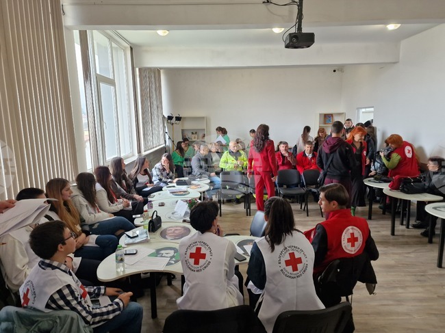 Клуб на Българския младежкия Червен кръст бе учреден в самоковско училище, той е първият в града