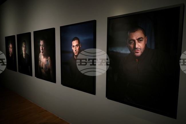 Владимир Карамазов прави тур в изложбата си „На тяхно място“ в София днес