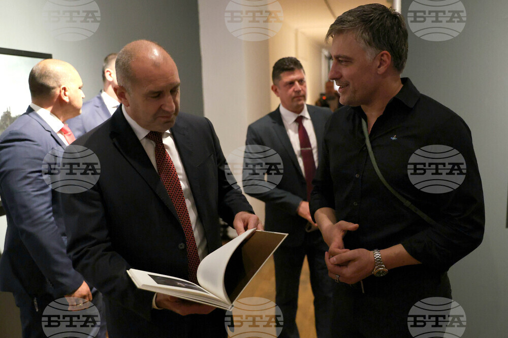 "На тяхно място" - Владимир Карамазов - изложба