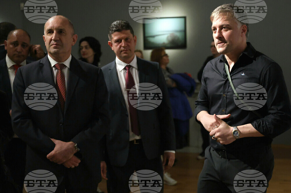 "На тяхно място" - Владимир Карамазов - изложба