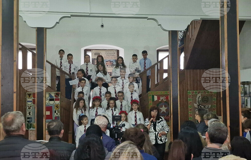 Откриването на изложбата „Възрожденската къща“ привлече десетки граждани в Славейковото училище в Търговище