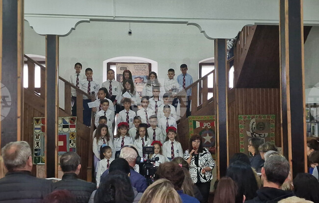 Откриването на изложбата „Възрожденската къща“ привлече десетки граждани в Славейковото училище в Търговище