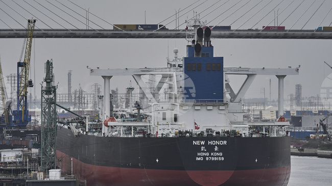 Петролът поевтинява в азиатската търговия, свръхпредлагането на суровината компенсира опасенията заради ситуацията във Венецуела