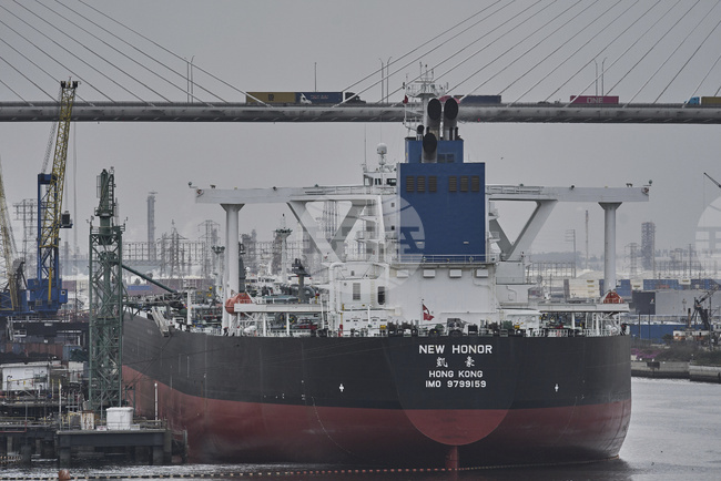 Цените на петрола остават почти без промяна след вчерашния скок