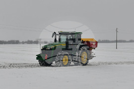 Исперих - работа на полето - подхранване