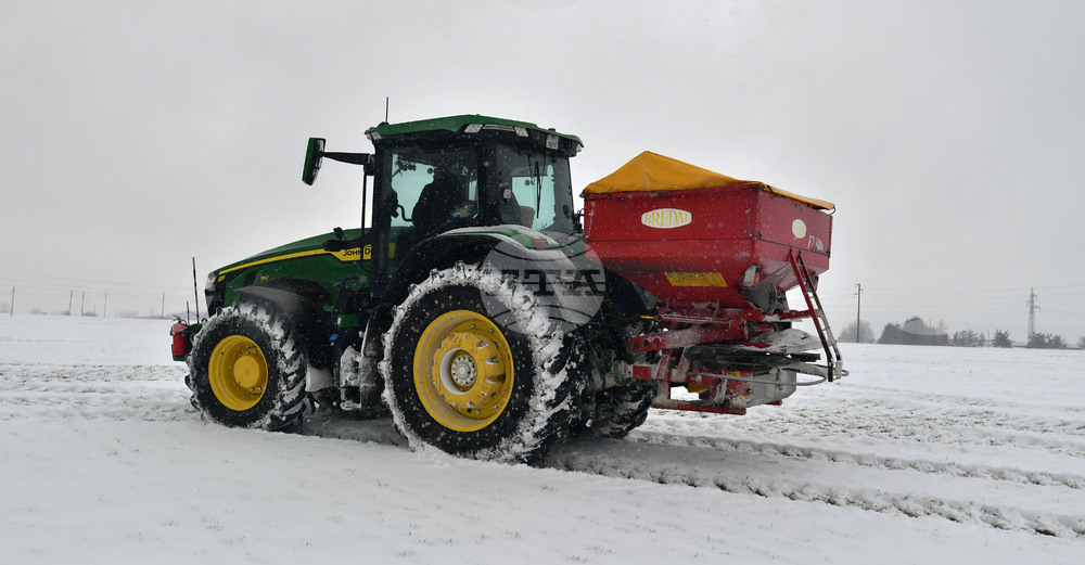 Исперих - работа на полето - подхранване