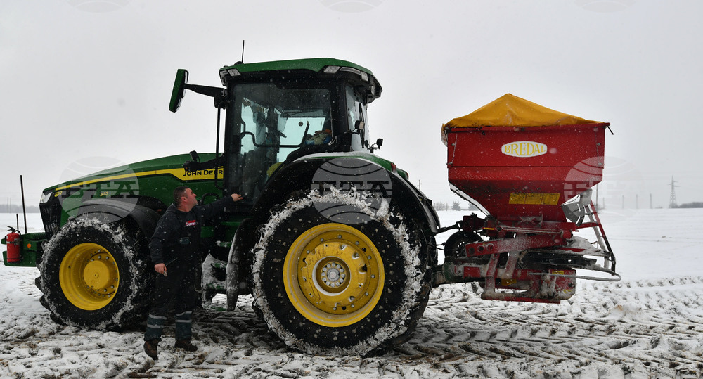 Исперих - работа на полето - подхранване