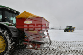 Исперих - работа на полето - подхранване