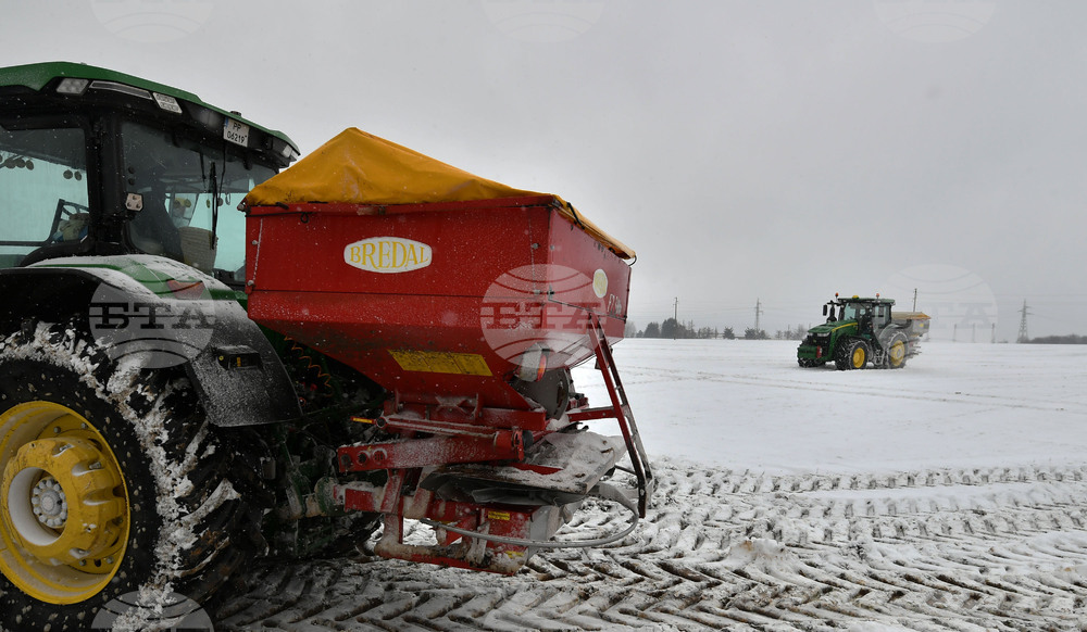 Исперих - работа на полето - подхранване