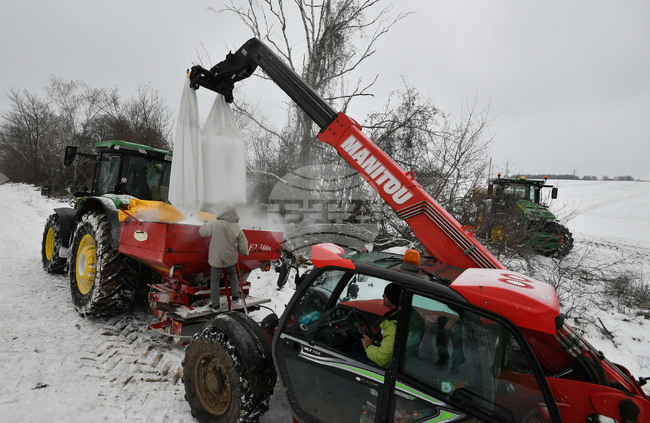 Исперих - работа на полето - подхранване