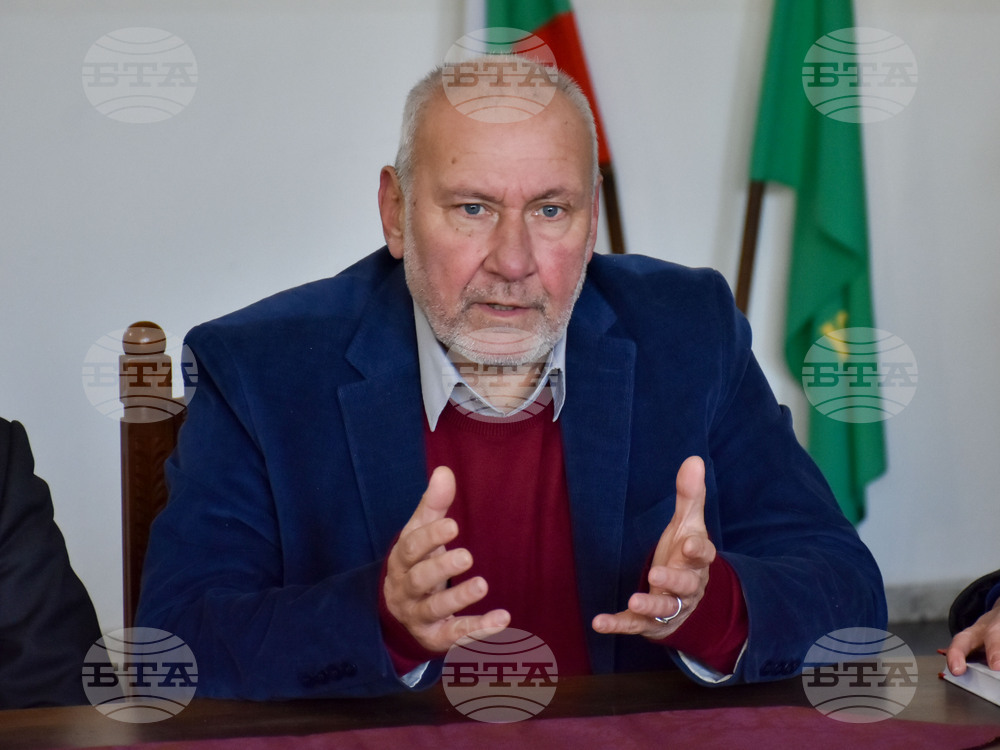 Карлово - Бюст-паметник на Васил Левски - Николай Овчаров