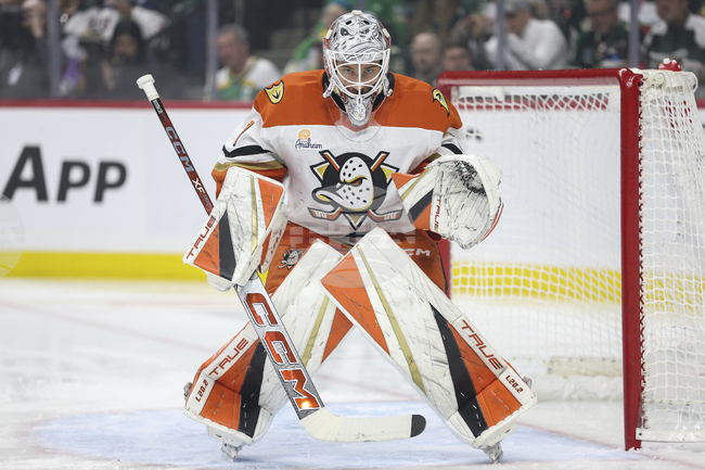 Вратарят Лукаш Достал подписа нов дългосрочен договор с Анахайм Дъкс