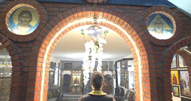 Бог ни събира в църквата чрез проблемите, а не през празниците, каза отец Иван пред БТА