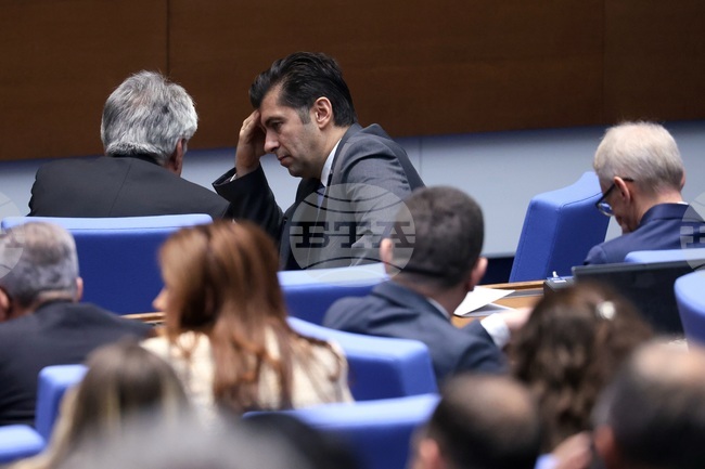 "Продължаваме промяната-Демократична България" няма да подкрепя вотове на недоверие до датата за влизането ни в еврозоната, заяви Кирил Петков 