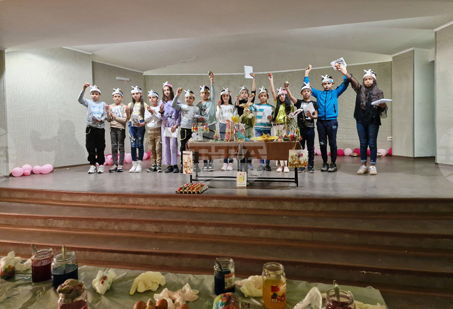 По случай настъпващите великденски празници деца от училището в село Ярлово боядисваха яйца в Младежки дом – Самоков