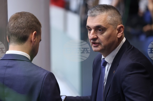 Всички проблеми в телекомите са технически и нямат връзка с кибератаки, каза Кирил Добрев