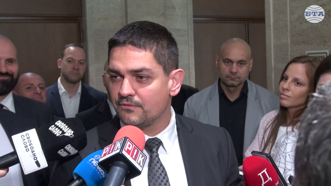 Радостин Василев определи като безпрецедентен акт прекъснатото от Наталия Киселова парламентарно заседание