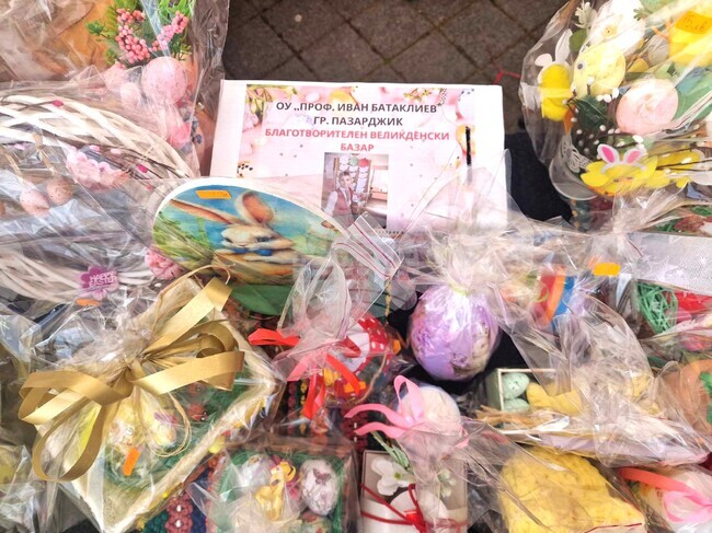 Родители, учители и деца се събраха на благотворителен базар в Пазарджик в подкрепа на 13-годишно момче 