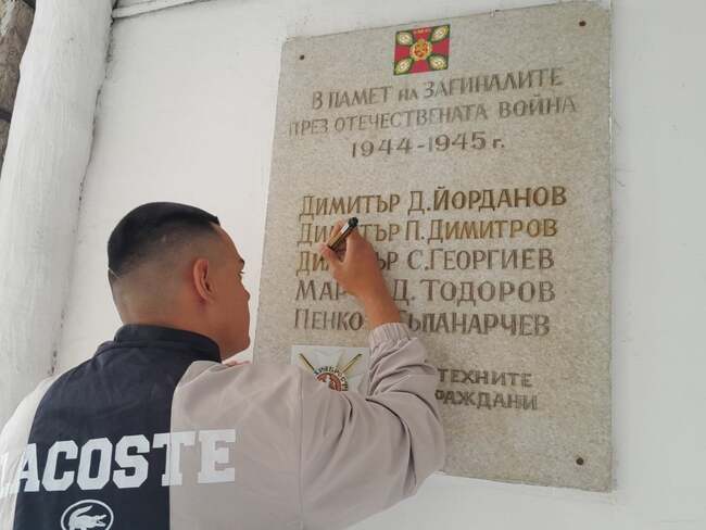 Ученици обновиха надписа на единствения в Попово войнишки паметник 