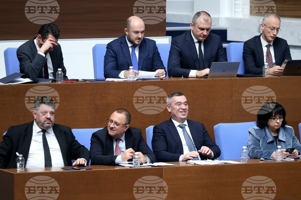 Не виждам много смисъл от този дебат днес, може би основната цел е да се разпадне правителството, коментира регионалният министър Иван Иванов