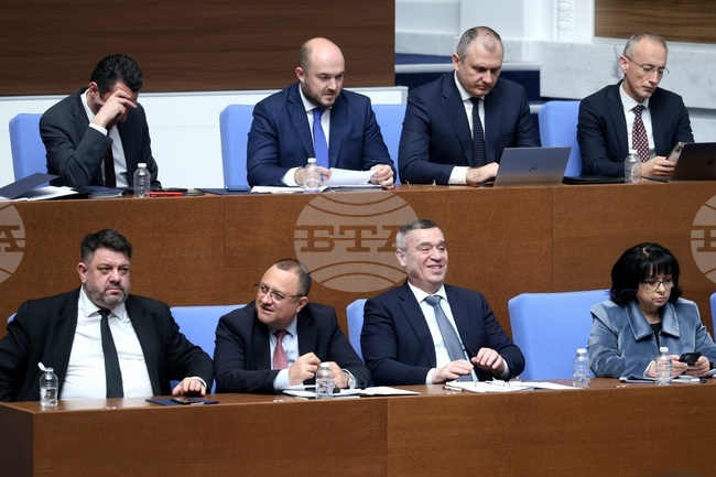 Не виждам много смисъл от този дебат днес, може би основната цел е да се разпадне правителството, коментира регионалният министър Иван Иванов