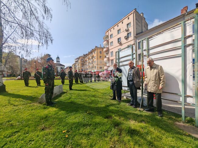 В Габрово отбелязаха годишнината от гибелта на летеца Иван Сомлев