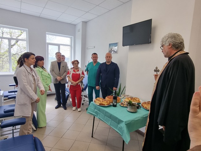 Обновена с дарения стая за химиотерапия беше осветена на Велика сряда в Комплексния онкологичен център във Велико Търново