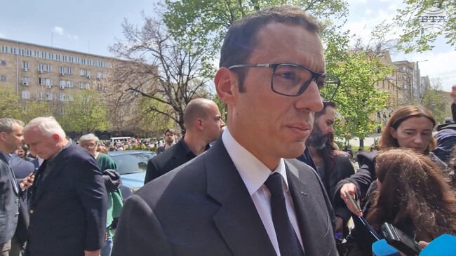 Насилието не ражда нищо добро, каза кметът на София Васил Терзиев при откриването на изложба в памет на жертвите на атентата в църквата „Св. Неделя“