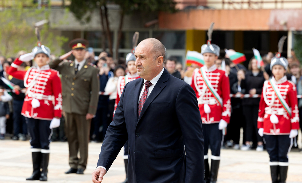 Румен Радев: България е силна и просперираща, когато младите ни хора са възпитавани в дух на родолюбие и уважение към традициите