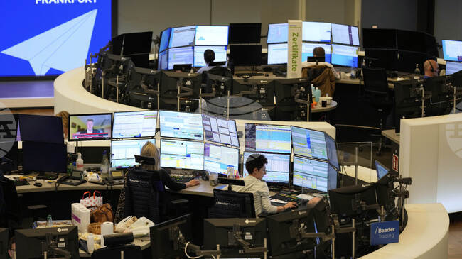 Европейските борси затвориха на червено на фона на продължаващите заплахи за допълнителни мита на Доналд Тръмп, които възродиха опасенията за търговска война