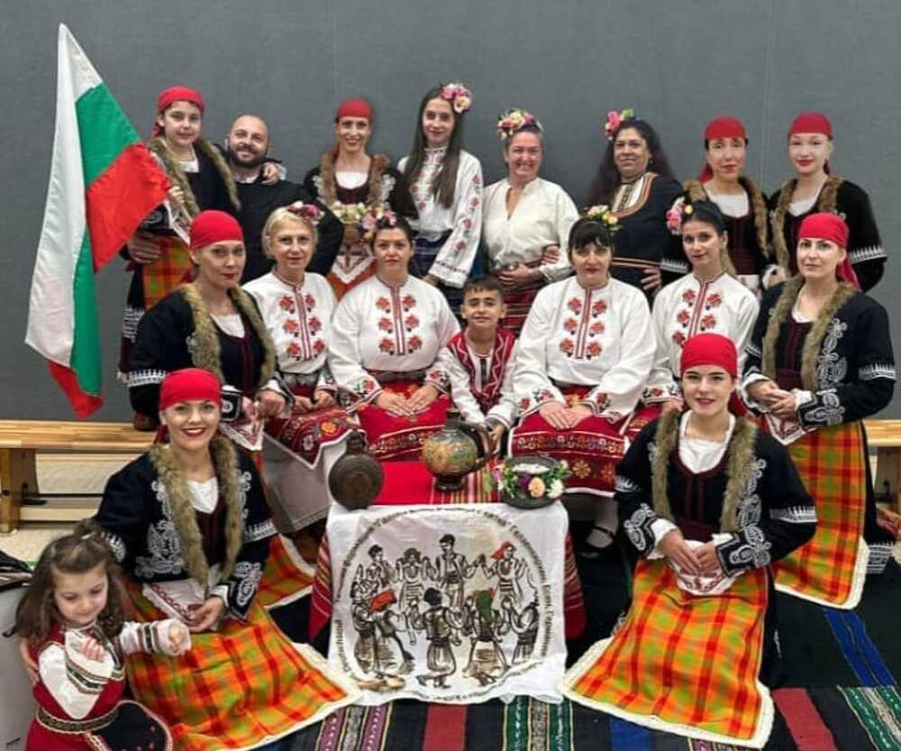 Танцова формация „Галени моми и момци с китка“ ще покаже в Лион танц „Завило се вито хоро“ и ще участва в спектакъла „Завръщане към корена“