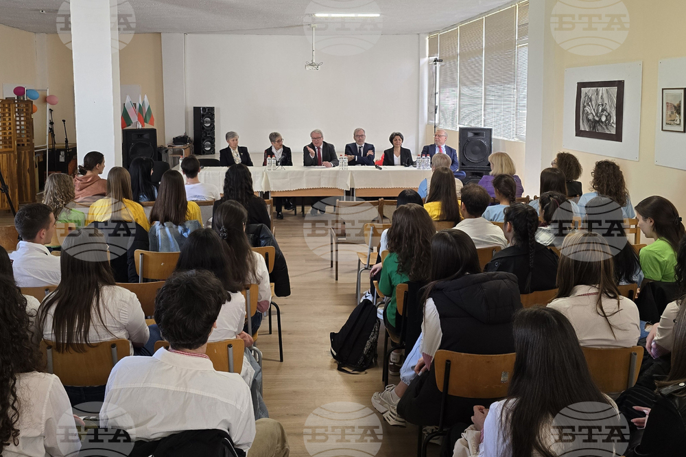 Посланикът на Франция гостува във видинската езикова гимназия