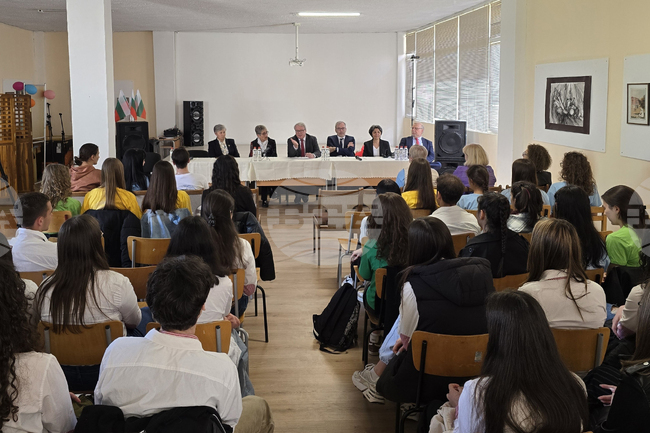 Посланикът на Франция гостува във видинската езикова гимназия