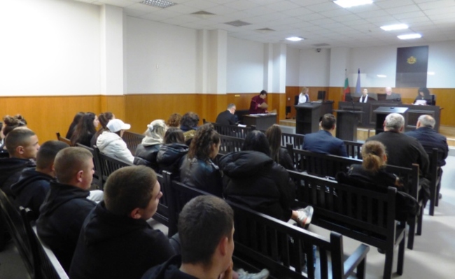 Ученици от ПГИМ „Йордан Захариев“ – Кюстендил бяха гости в Ден на отворените врати, организиран от Административен съд – Кюстендил