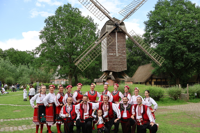 В Лион ще покажем хореография „Тракийска среща“, дело на проф. д-р Антон Андонов, каза пред БТА Радослава Атанасова от „Ян Бибиян“ в Мюнстер