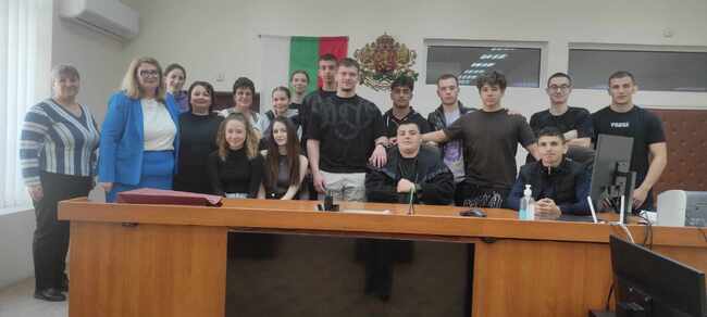 С отворени врати за ученици Окръжният съд в Търговище отбеляза Деня на Българската конституция