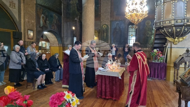 Тайнството Маслосвет беше извършено в храмовете във Враца