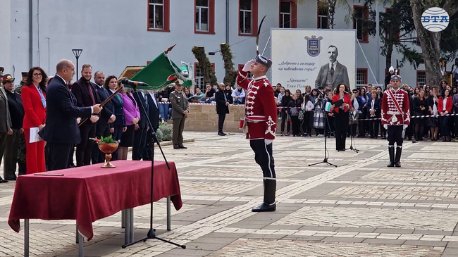  В днешния сложен и противоречив свят е особено важно да съхраняваме нашата национална идентичност, каза президентът Румен Радев в Елин Пелин