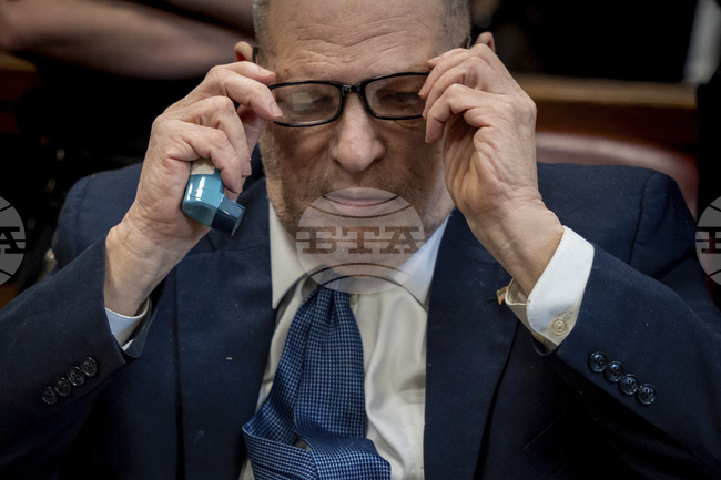 Адвокатите на Харви Уайнстийн поискаха клиентът им да бъде настанен в болница, докато тече нов процес срещу него