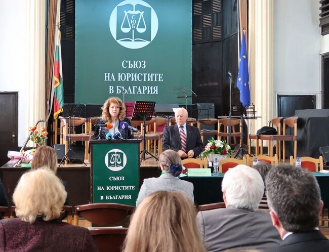 Вицепрезидентът пожела на българските юристи политиците по-малко да се месят в работата им