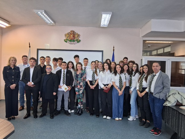 Ученици откриха благотворителна изложба, срещнаха се с прокурори и съдебни служители в Деня на отворените врати в прокуратурата в Пловдив