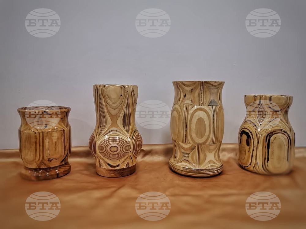 В Петрич бяха представени над 30 творби на дърворезбаря Запрен Шилигаров, създадени от рециклирани материали