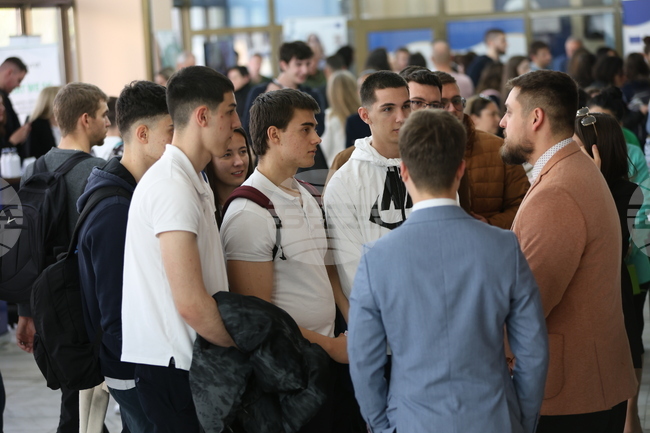 Около 18 компании участваха в "Панаир на кариерата" в Благоевград