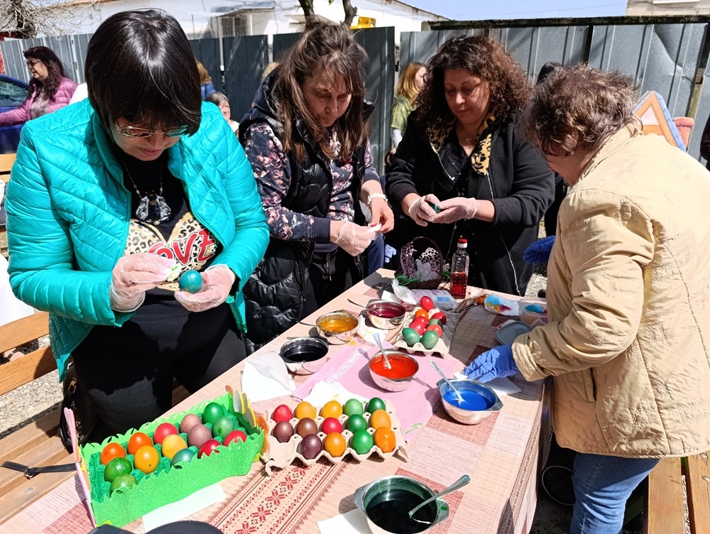 Потребители на социалните услуги в Шумен изпълниха празнична програма за Великден