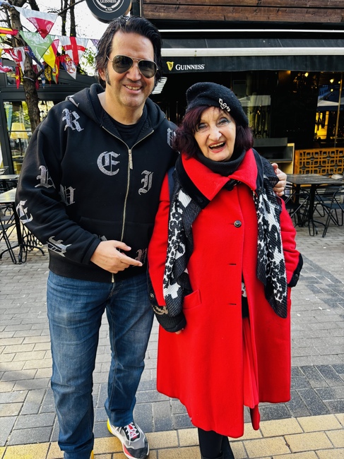 В нова версия на „Замълчи, замълчи“ Мими Николова пее с Цецо Елвиса, цигулката е на Веско Ешкенази