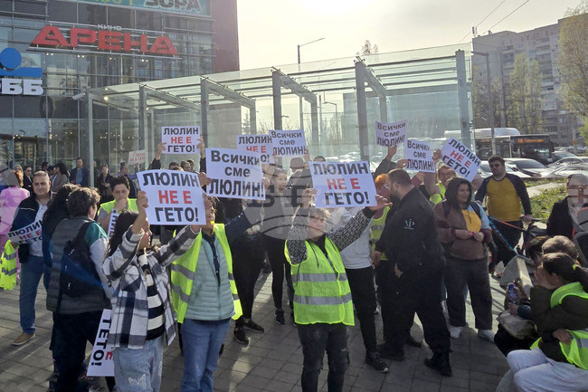Жители на столичния район „Люлин“ протестираха срещу настаняването на хора от разрушените сгради в „Захарна фабрика“ в блок в квартала