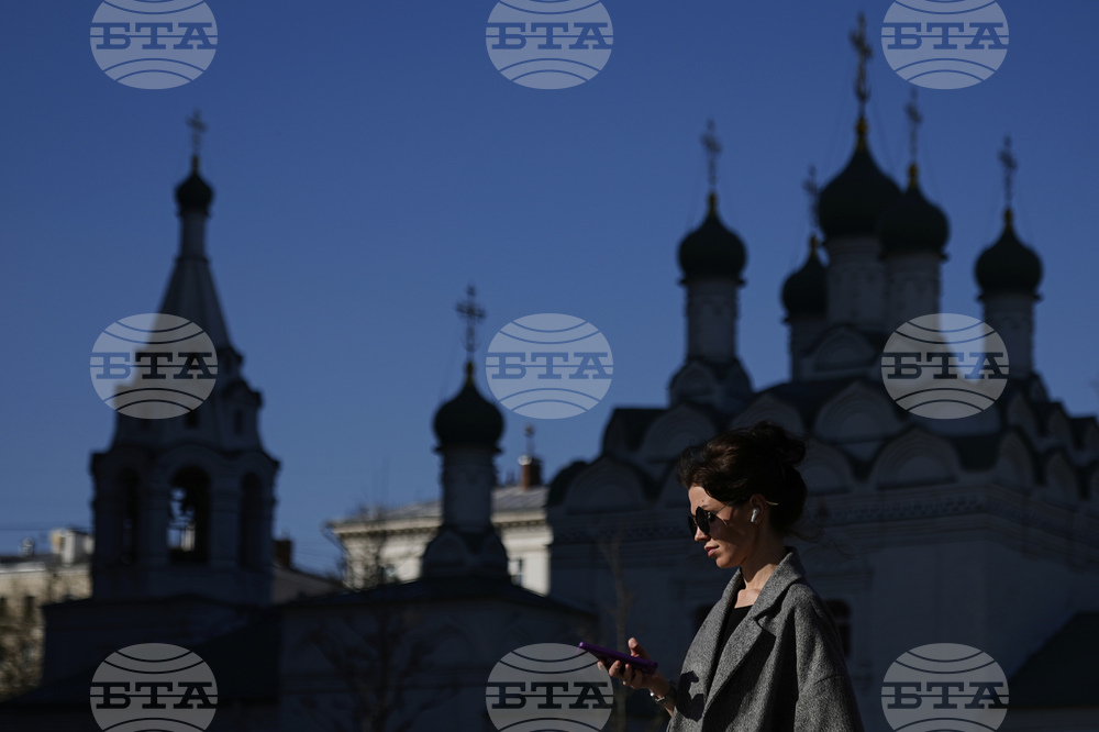 Спадът на руското промишлено производство се забавя през април, сочи проучване
