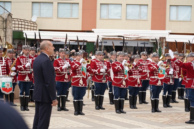 Президентът на Република България Румен Радев участва в церемония по връчване на представителното знаме на XXII Ученически гвардейски отряд